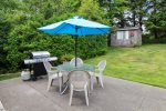 back yard with patio set and BBQ at Cozy Cottage